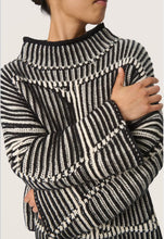 Load image into Gallery viewer, Yelena Highneck Pullover, black